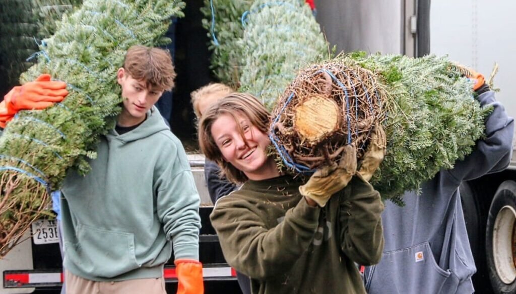 Unloading-Optimist-Christmas-trees-11-staff-photo-by-Scott-McCaffrey