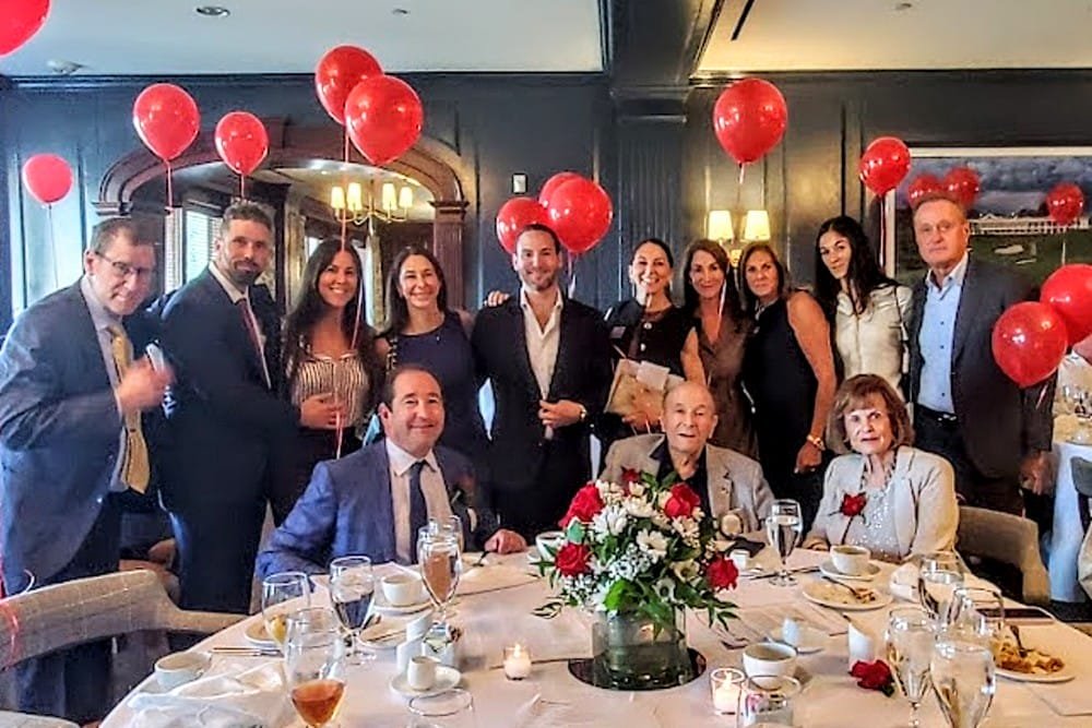 Mort-Zetlin-seated-in-center-and-family-photo-by-Peter-Wehmann-Arlington-Optimist-Club